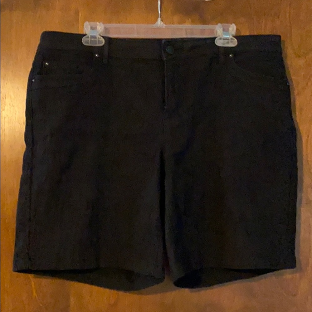 Simply Vera Wang Black Shorts SZ 14